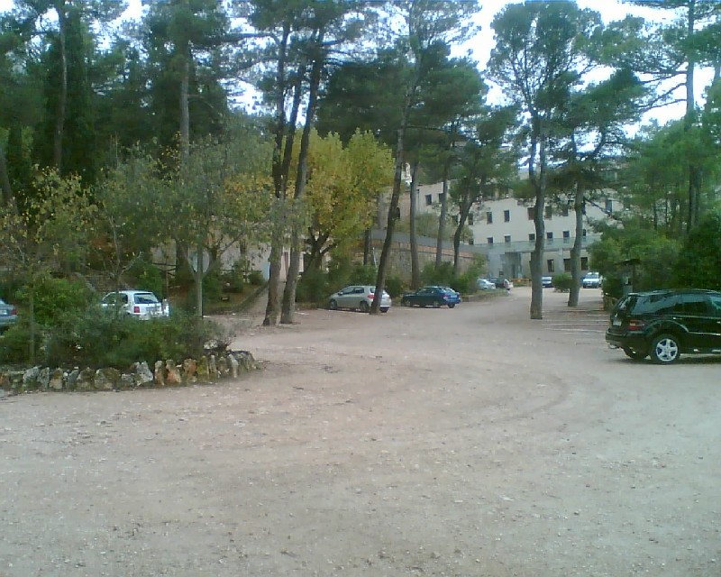 Zona d'aparcament amb l'edifici del centre de visitants al fons