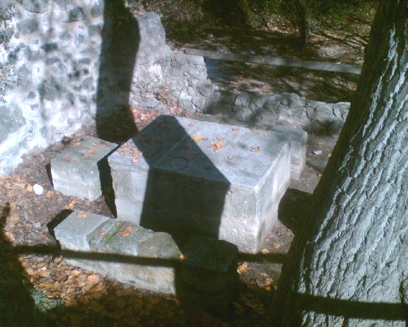 Mesa cuadrada y bancos de piedra