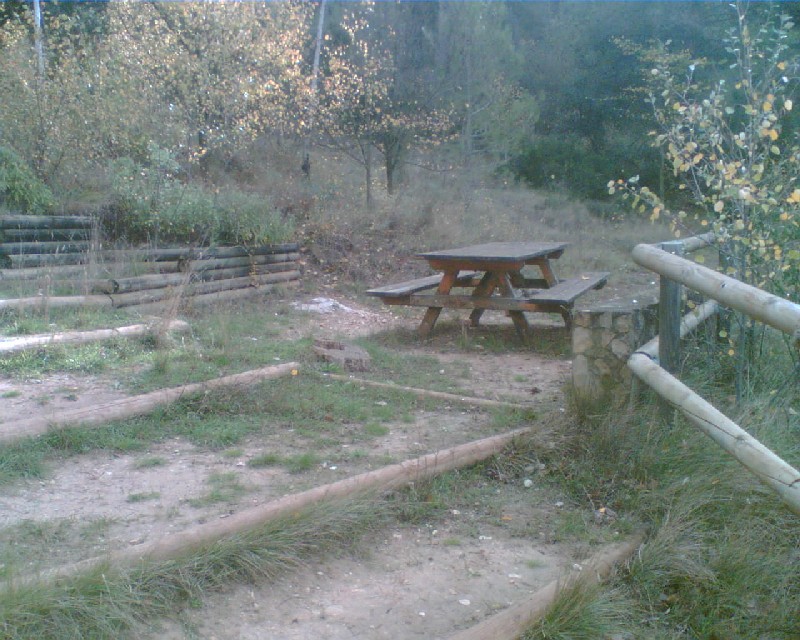 Mesa rectangular y bancos de madera