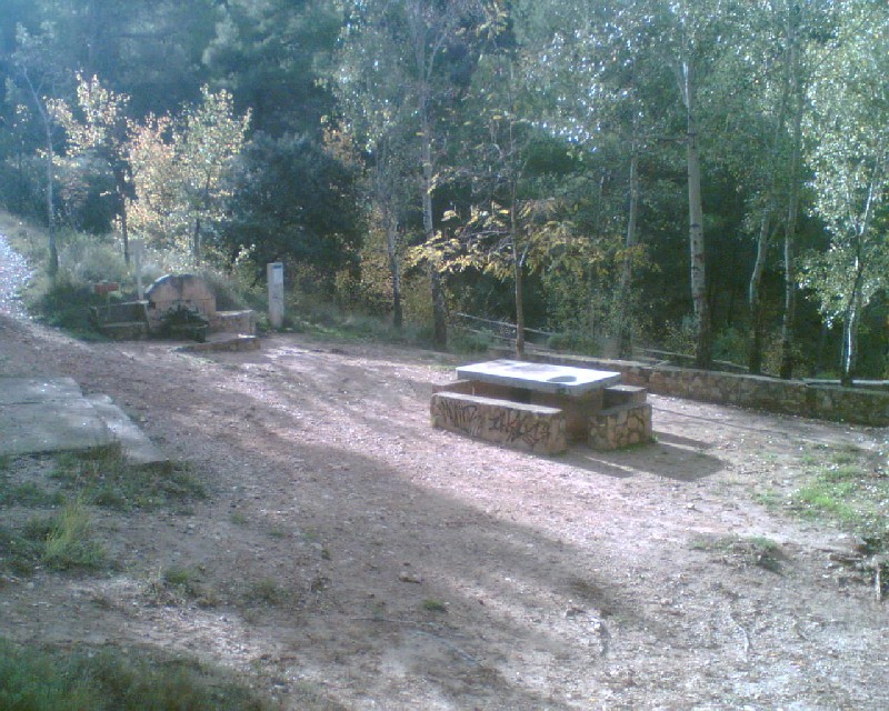Mesa rectangular, bancos de piedra y fuente