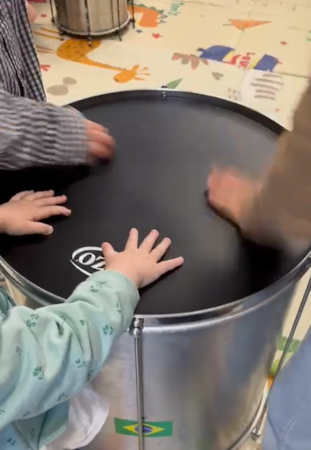 Mans de xiquets tocant el tambor