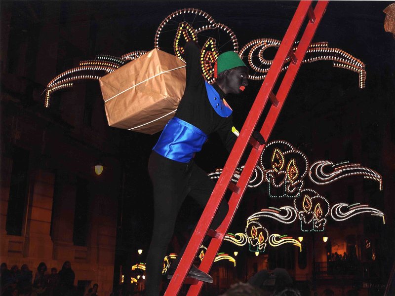 Paje subiendo por la escalera a un balcón