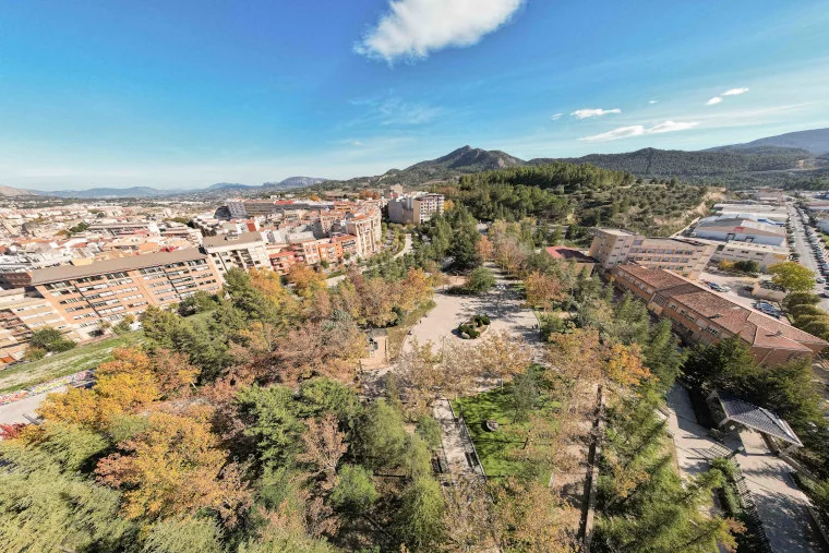 Vista aèria del parc de Cantagallet amb la Serreta al Fons