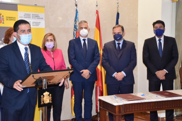 Toni Francés i la resta d'assistents a la firma en la seu de la Subdelegació de Govern d'Alacant