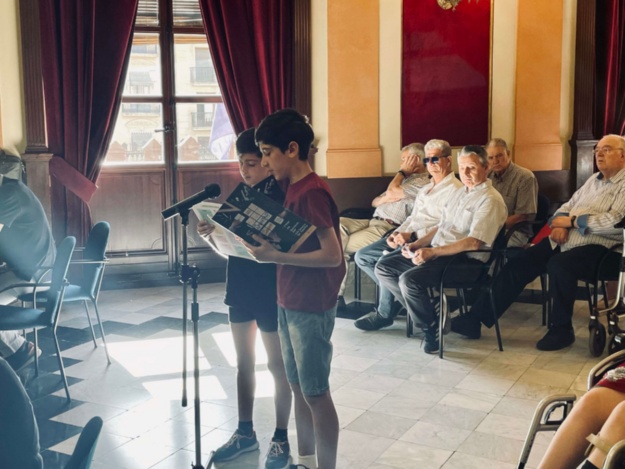 Alumnat de sisè de primària presentant en el Ple els resultats de les votacions