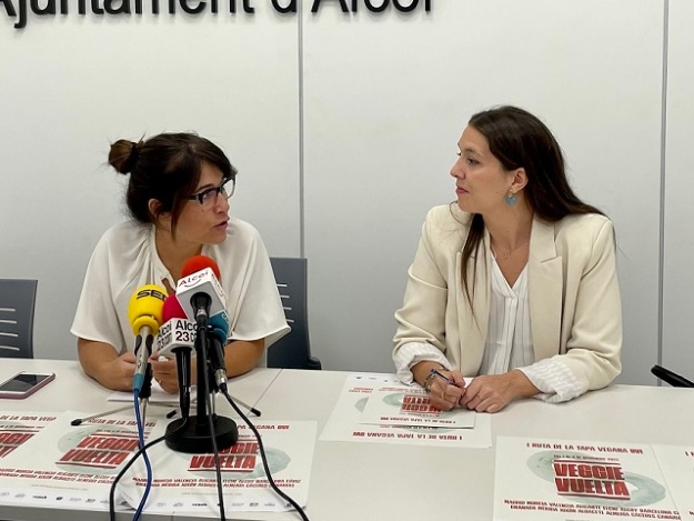Lorena Zamorano i Alejandra Salas en la Presentació I Ruta de la Tapa Vegana