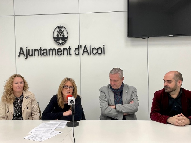 Vanessa Moltó, Carmina Vicens, Rafael Pérez y Alejandro Cerro en la presentación de los premios 2022 de escaparatismo navideño