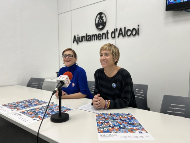 La regidora de Cultura i la directora d'Animalcoi