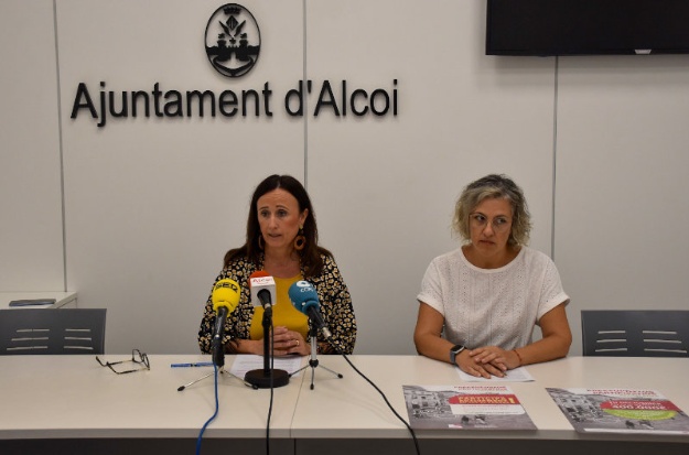 Aroa Mira junto a la técnica de Participación en rueda de prensa