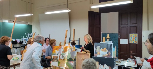 Carolina Ortiz visita el Aula de Gent Gran donde se imparte el curso de pintura