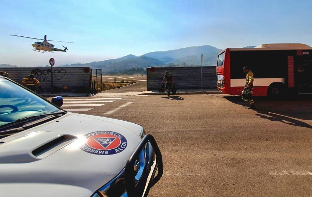 Autobús traslada efectivos que luchan contra el incendio