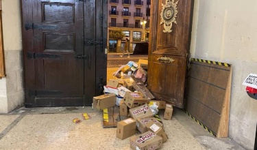 Basura en el zaguán del Ayuntamiento