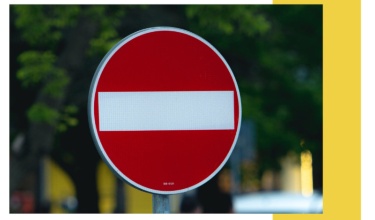 Cartel con señal de dirección prohibida