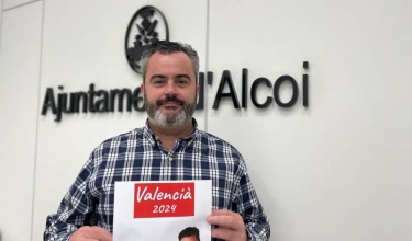 Concejal Raúl Llopis con cartel cursos de valenciano