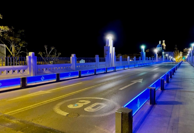 Pont de Sant Jordi il·luminat de color blau