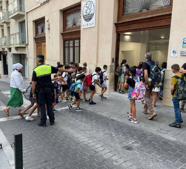 Entrada de escolares al colegio