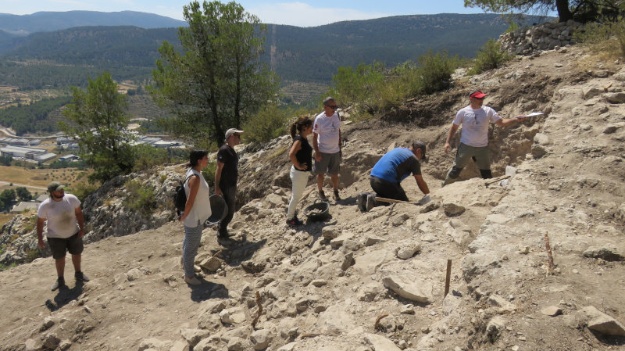 Gente trabajando en la excavación