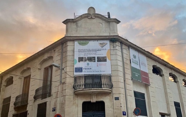 Façana de Rodes amb cartell Fons FEDER
