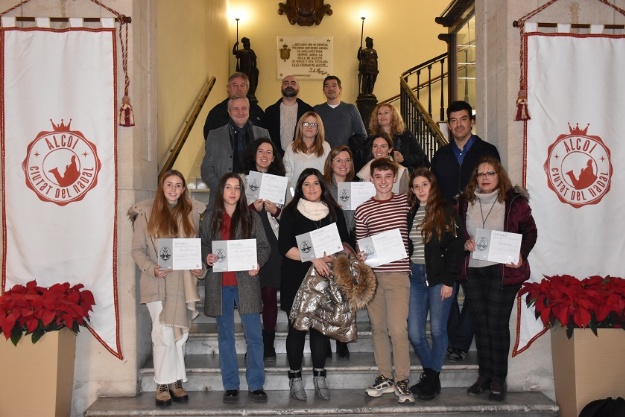Foto de grup del lliurament de premis del concurs d'aparadorisme de Nadal 2022