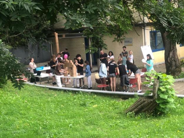 Moment de la Jornada a Bilbao on els joves estan fent una activitat