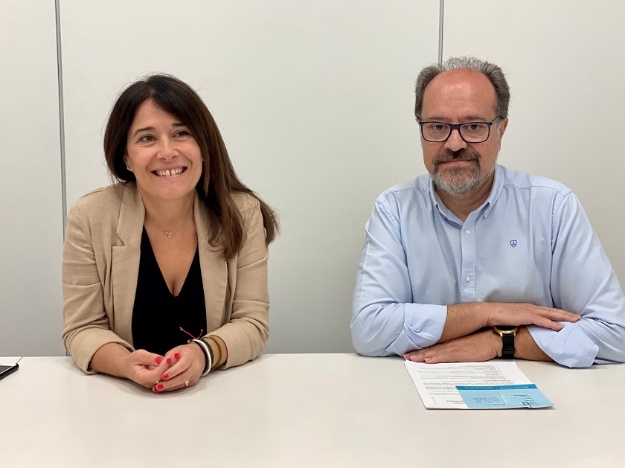 Lorena Zamorano i Guzmán Bernabeu presentant els premis de relats modernistes