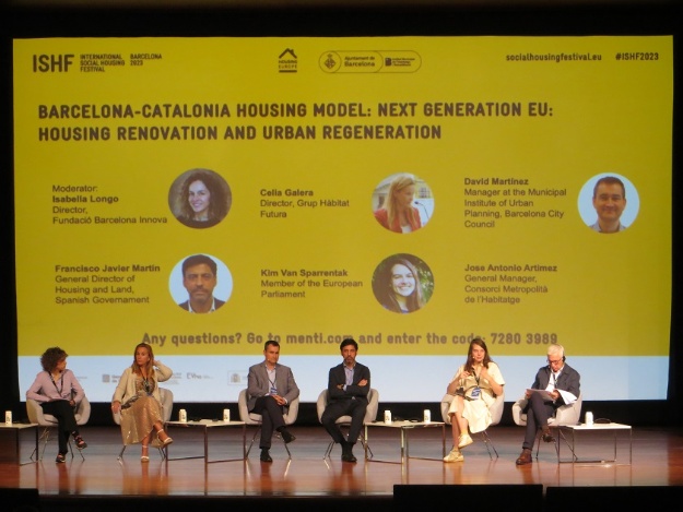 Taula de la jornada d'habitatge social celebrada a Barcelona