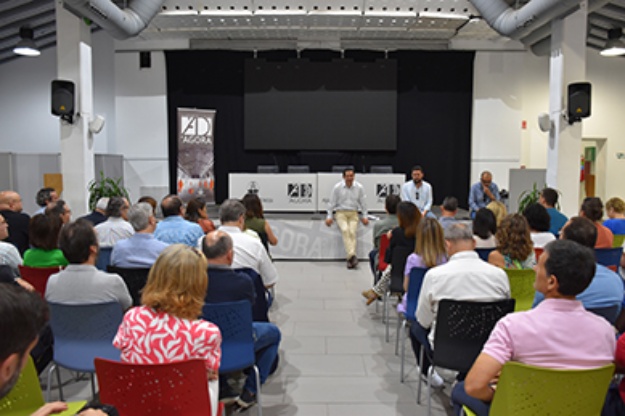 Toni Francés, Àlex Cerradelo y Jordi Martínez con los Jefes de Departamento y Gobierno Municipal