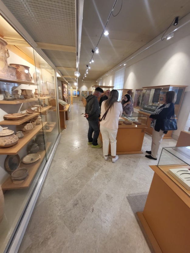 Persones del programa PANGEA visitant el museu arqueològic municipal
