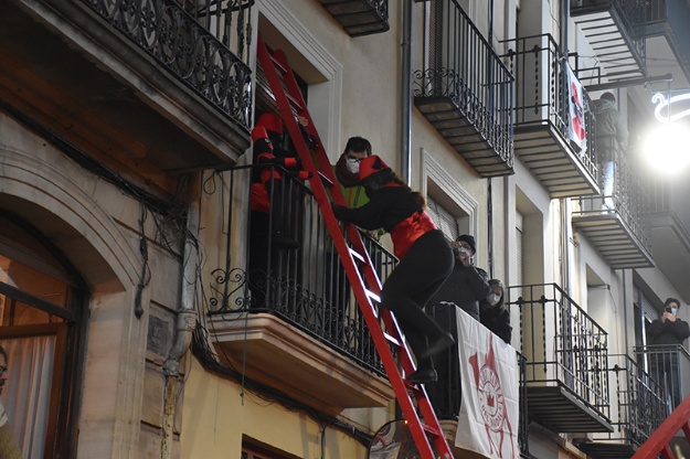 Patge portant regals