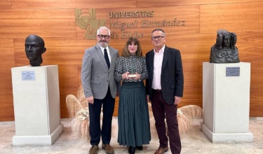 Concejal y representantes del museo con el premio