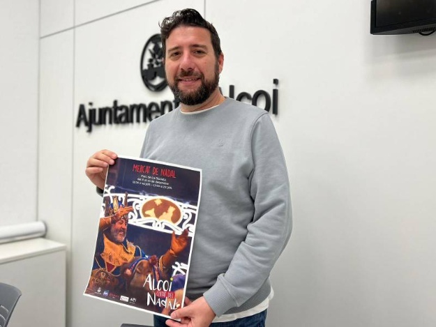 Alex Cerradelo con el cartel del Mercat del Nadal