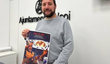 Alex Cerradelo con el cartel del Mercat del Nadal