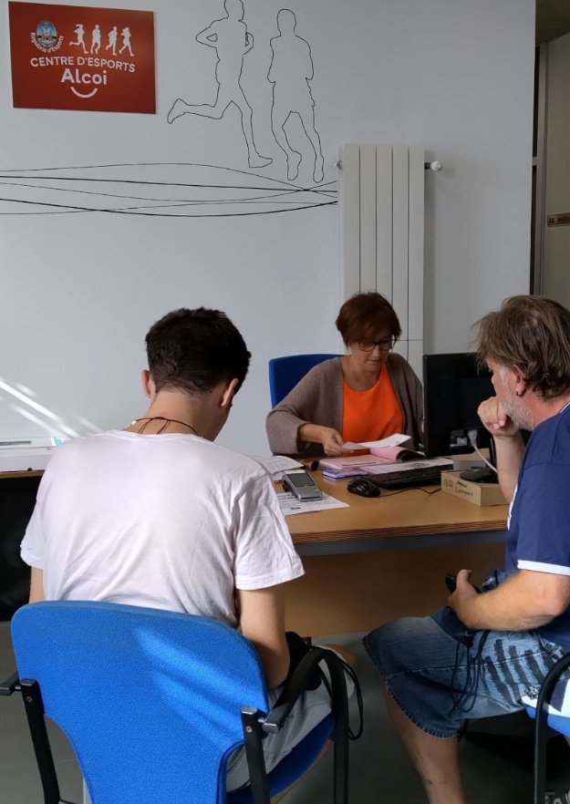 Primeres persones renovant el carnet