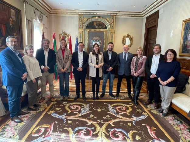 Representants de Cambra de Comerç d'Alcoi i dels Ajuntaments de Vitòria i Alcoi