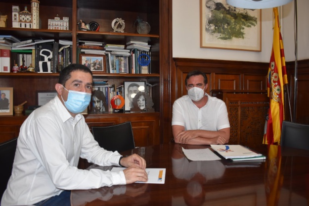 Herick Campos en la seua visita a Alcoi i Toni Francés