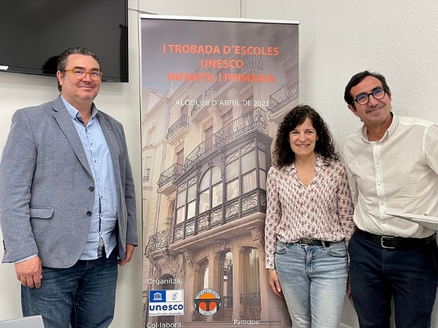 Jordi Silvestre, MªJosé Nadal i Jesús Martínez en la presentació en roda de premsa de la I Trobada d'Escoles UNESCO