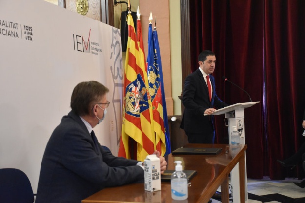 Ximo Puig y Toni Francés durante la firma del convenio de Rodes