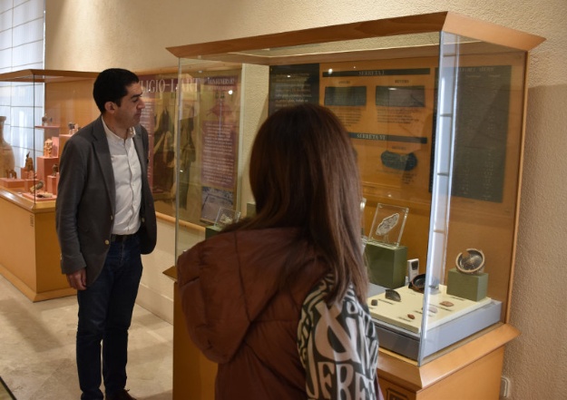 Toni Francés i Lorena Zamorano en el Museu Arqueològic
