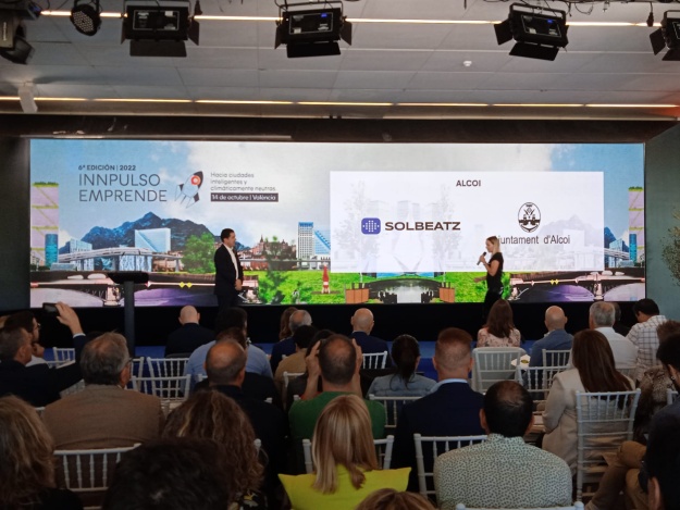 Toni Francés presentando como empresa local innovadora a Solbeatz de Vanesa Juan