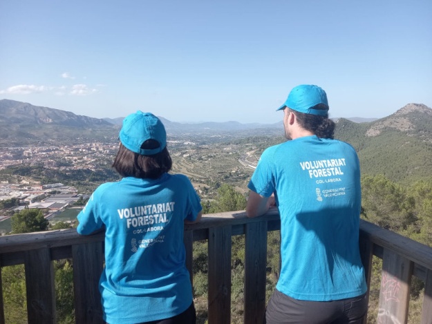 Voluntariado forestal vigilando