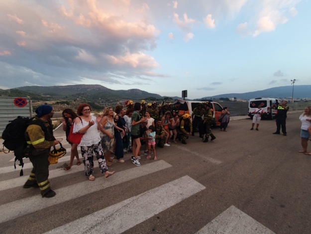 Persones aplaudint a les brigades