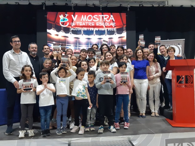 Raül Llopis i Jordi Silvestre en la cloenda de la V edició de la Mostra de Teatre Escolar 2023
