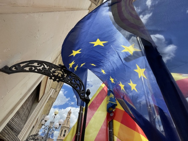 Fotografía de la bandera de Europa desde el balcón del Ayuntamiento