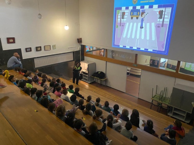 Estudiants atenent explicacions de la Policia Local