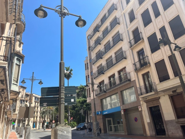 En lo alto de la farola se puede observar el equipo receptor de datos