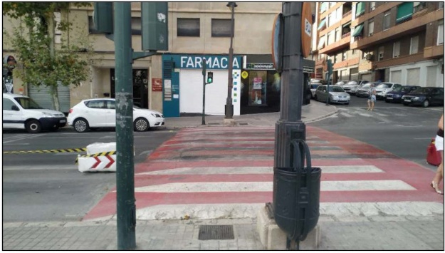 Avenida Juan Gil Albert, se actuará en la farola y la papelera frente al paso de cebra