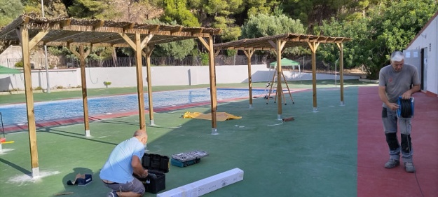 Operaris instal·lant 2 pérgolas en les Paules