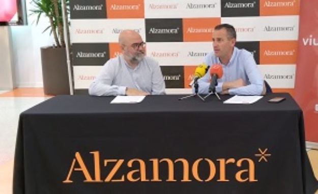 El regidor d'esports, Alberto Belda (dreta) i el director del Centre Comercial, Jorge Valcárcel (esquerra) en roda de premsa