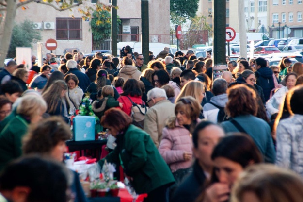 Foto de la concurrencia de personas a un actividad vecinal indefinida en la calle