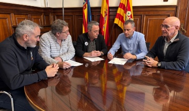 Alberto Belda, Salvador Gómez, Jesús Alcíbar, Roberto Botella y Pau Botella en la firma del convenio